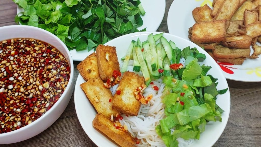 Món bún đậu hũ với nước tương