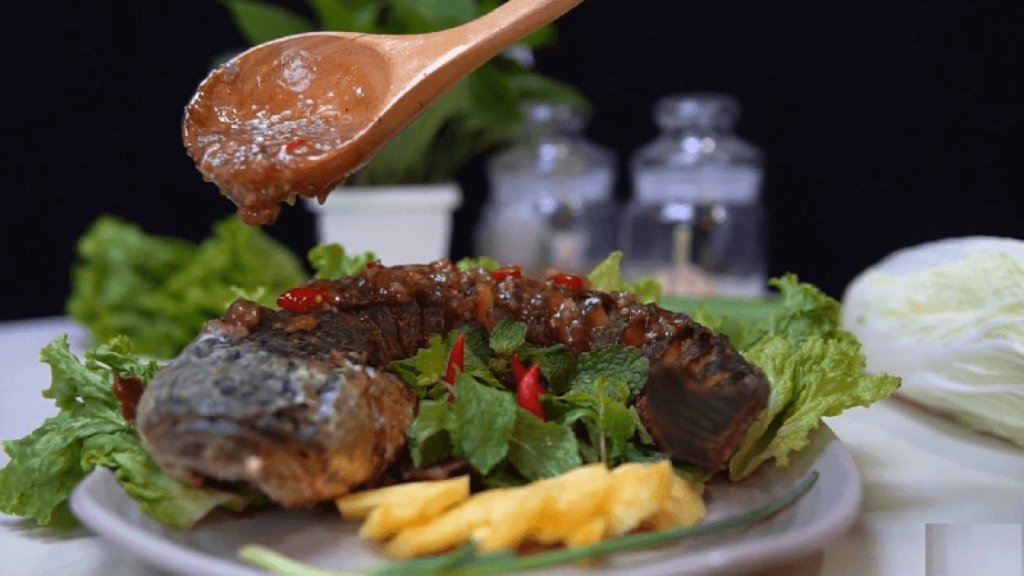 Cá lóc nướng thưởng thức cùng mắm me