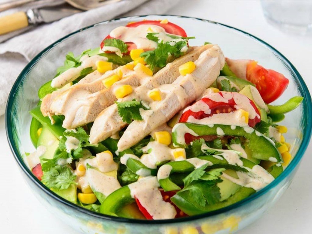 Salad ức gà trộn xốt mayonnaise