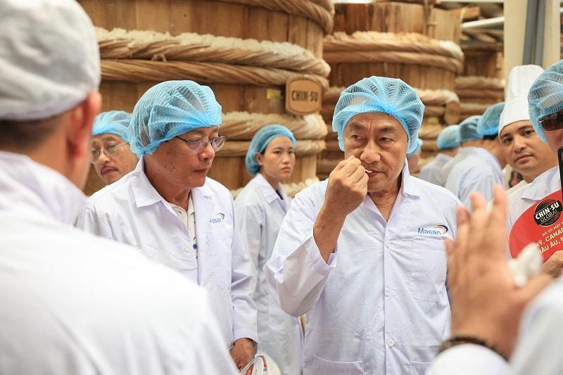 Khách tham quan nhà thùng Nam Ngư